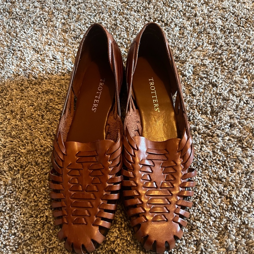 Never Worn Trotters Brown Leather Flats with Woven Design (narrow)